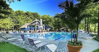 Hidden Valley Mountain Condo - pool, golfing, hiking!