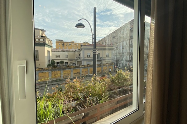 Bộ đồ giường kháng dị ứng, minibar, két bảo mật tại phòng, bàn