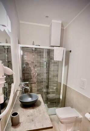 Deluxe Double Room Ambra | Badezimmer | Dusche, Haartrockner, Bidet, Handtücher