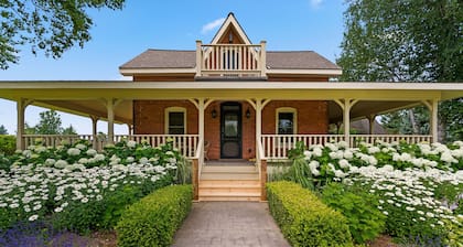Charming, private 1 BR - just mins to Collingwood!
