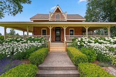 Charming, private 1 BR - just mins to Collingwood!