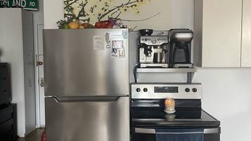 Réfrigérateur, four, plaque de cuisson, cafetiÚre/bouilloire