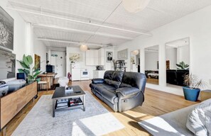 TV connectée, jeux vidéo, lecteur de DVD, livres