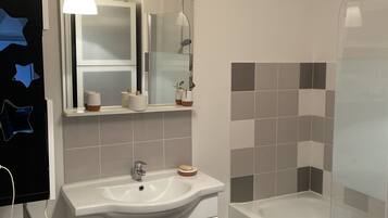 吹风机、毛巾、卫生纸