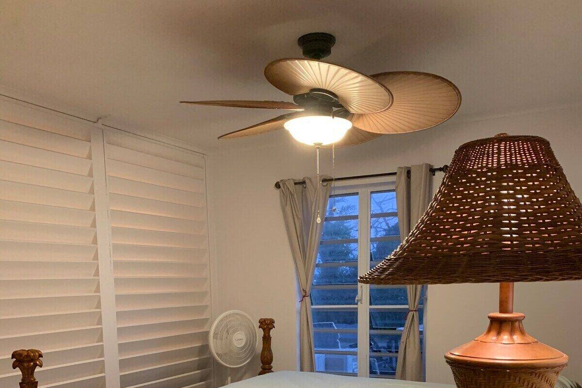 عناصر مجانية داخل الميني بار ومساحة عمل للكمبيوتر المحمول