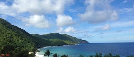 Una spiaggia nelle vicinanze, sabbia bianca, teli da spiaggia