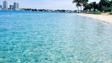 Una spiaggia nelle vicinanze