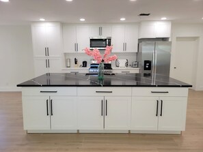 Geladeira, micro-ondas, fogão, cooktop