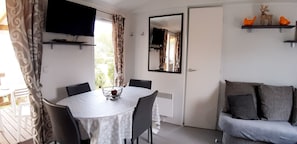 Dining - Mobilhome INTUITION pond view, 4 *, near Beauval Zoo and Loire castles (Veuzain-sur-Loire)