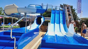 A water park with multiple slides and a pool area. - Mobilhome INTUITION pond view, 4 *, near Beauval Zoo and Loire castles  (Veuzain-sur-Loire)
