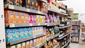A grocery store aisle with various snack and food items on shelves. - Mobilhome INTUITION pond view, 4 *, near Beauval Zoo and Loire castles  (Veuzain-sur-Loire)