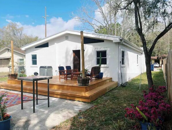 Outdoor dining - STUNNING Rustic Bungalow *Entire* Next to Zoo (Tampa)