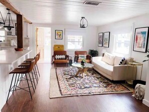 Living area - STUNNING Rustic Bungalow *Entire* Next to Zoo (Tampa)