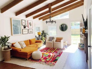 Interior - STUNNING Rustic Bungalow *Entire* Next to Zoo (Tampa)