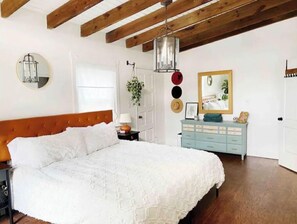 2 bedrooms, WiFi, bed sheets - STUNNING Rustic Bungalow *Entire* Next to Zoo (Tampa)