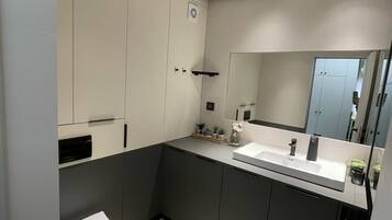 Doccia, asciugacapelli, asciugamani, sapone