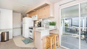 雪櫃、微波爐、焗爐、爐具