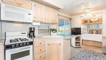 雪櫃、微波爐、焗爐、爐具