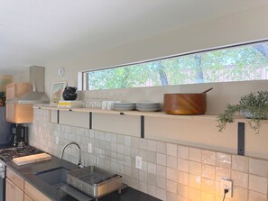 Departamento de diseñador, varias camas, chimenea, planta baja | Cocina privada | Parrilla de estufa, tostadora, molino para café y utensilios de cocina