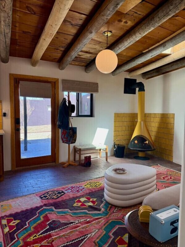 Suite de diseñador, 1 cama Queen size, chimenea, planta baja | Área de sala de estar | Chimenea y libros