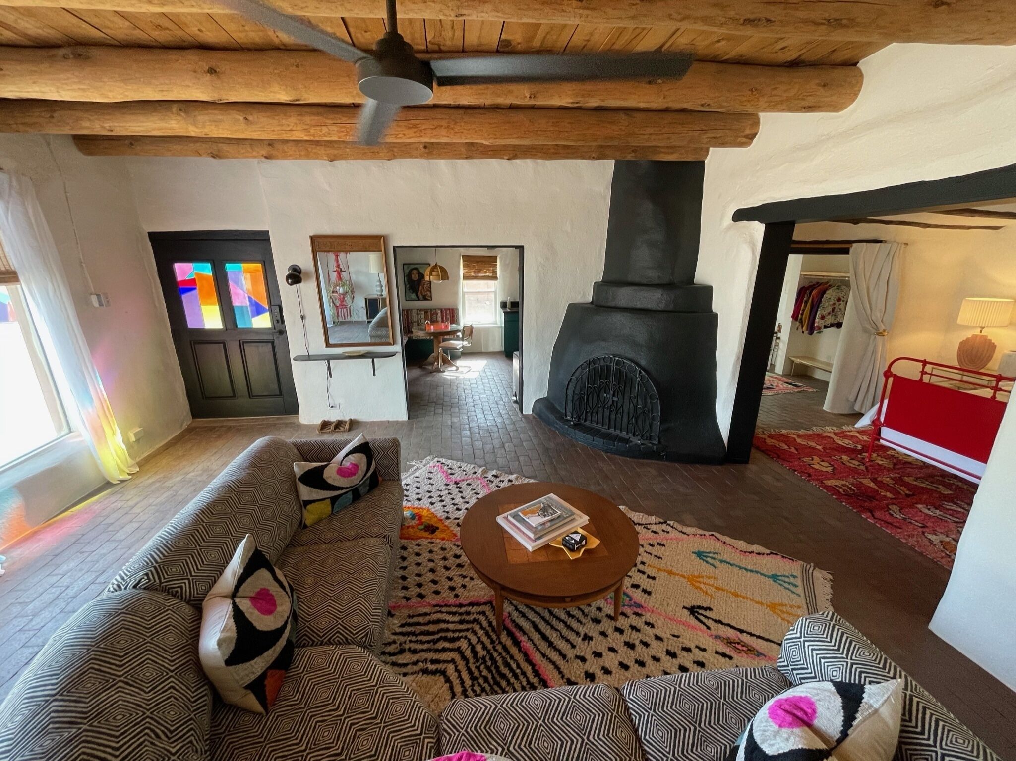 Apartament Deluxe | Sala d'estar | Llar de foc i llibres 