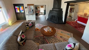Una sala de estar acogedora con un sofá, una mesa de centro y una chimenea.
