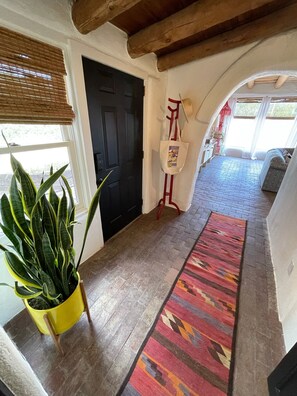Niji Suite | Living area | Books - La Dea (Santa Fe)
