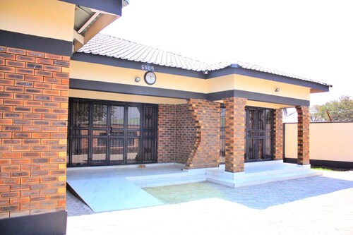 Manacomfy - 14bed House - 4 Baths - Victoria Falls