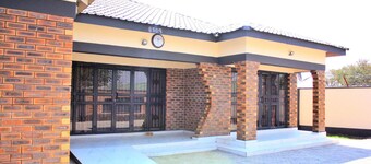 Manacomfy - 14bed House - 4 Baths - Victoria Falls