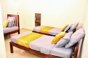House | 4 bedrooms, free WiFi, bed sheets
