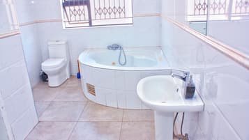 Rumah | Kamar mandi | Bathtub dan shower terpisah dan bathtub besar