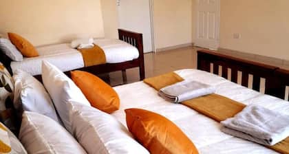 Manacomfy - 14bed House - 4 Baths - Victoria Falls