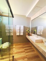 Svit Superior - 1 sovrum | Badrum | Duschhuvud med massagefunktion, gratis toalettartiklar och hårtork