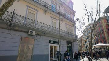 Down comforters, in-room safe, free WiFi, bed sheets