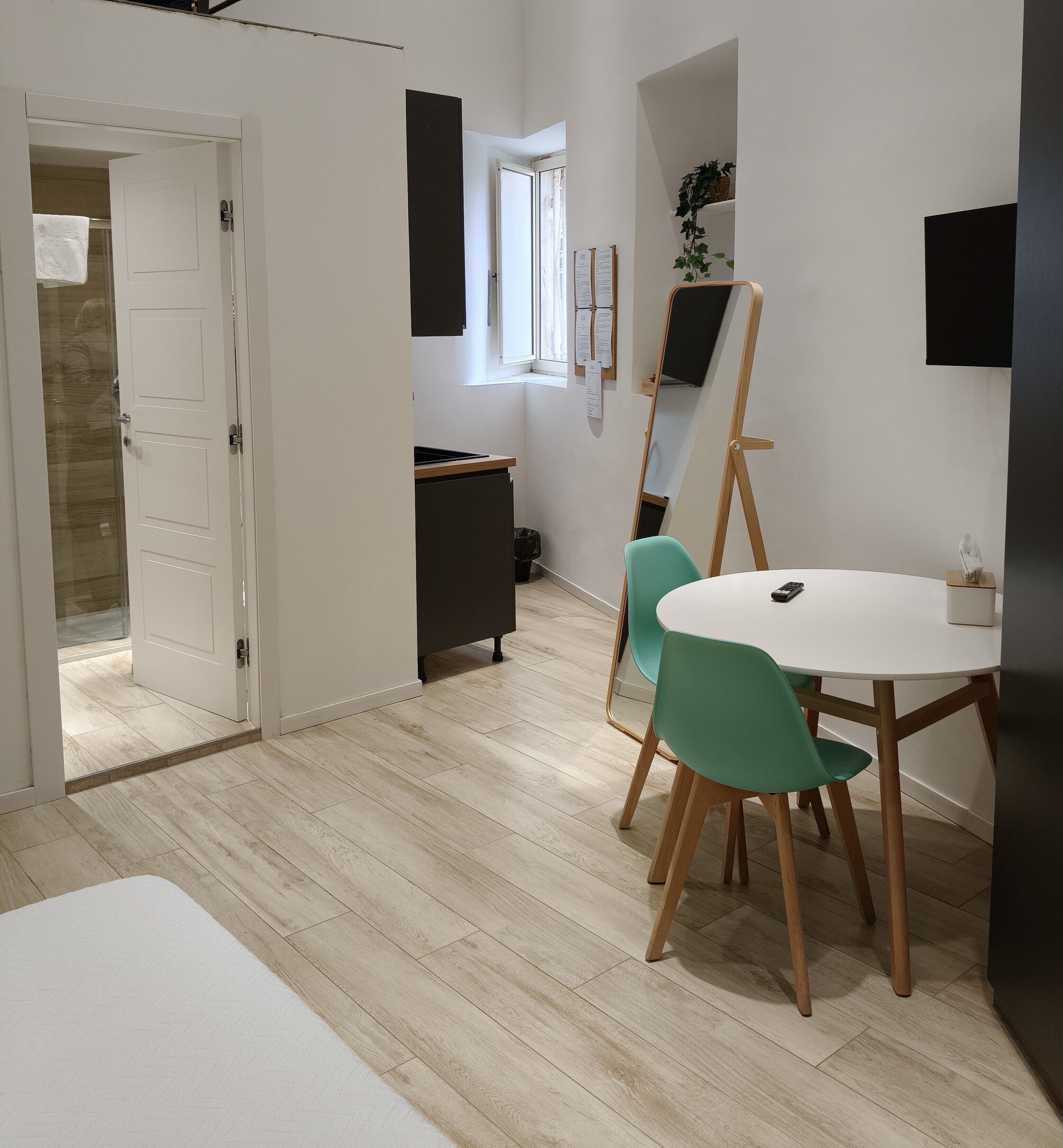 Quarto standard, 1 cama King, notificação para pessoas com deficiência auditiva, cozinha | Cozinha privada | Frigobar, cooktop, talheres/pratos/utensílios de cozinha