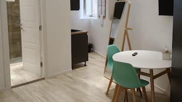 Quarto standard, 1 cama King, notificação para pessoas com deficiência auditiva, cozinha | Cozinha privada | Frigobar, cooktop, talheres/pratos/utensílios de cozinha