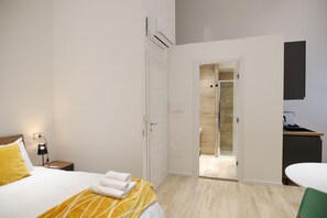 Standard Room, 1 King Bed, Hearing Accessible, Kitchen | Bathroom | Shower, hair dryer, towels, soap - Edera Residence (Naples)