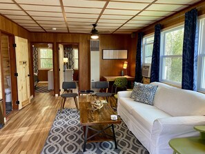 尊榮平房 | 起居區 | 32-吋電視、數位頻道、 DVD 播放機