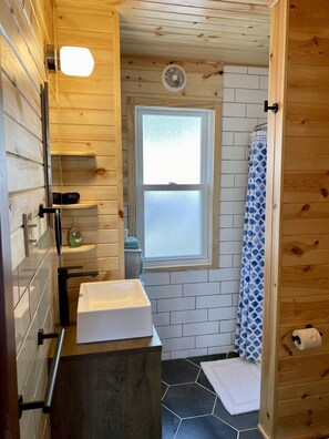 Lakeside Cottage 6 | Bathroom | Shower, towels, soap, shampoo - Fisherwaters Resort (Camdenton)