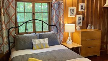 Cabin 3, Partial Lake View | Bed sheets