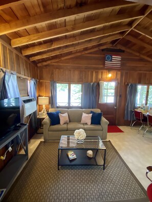 豪華小屋 | 起居區 | 32-吋電視、數位頻道、 DVD 播放機