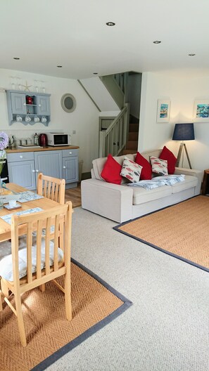 Smart TV, DVD player, books, video library - Christmas offer!!🎄Adjoining coast path in 2 acres, 5 min walk to beach & pub😎 (Cadgwith)