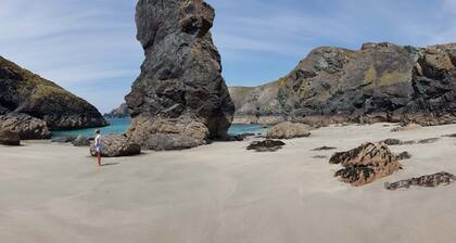 Idyllic location 2 acres by SW coast path! Short walk to beach, pub & cafe 😎