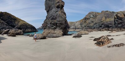 Idyllic location 2 acres by SW coast path! Short walk to beach, pub & cafe 😎