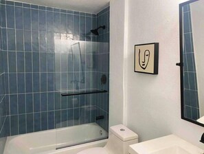 Toallas, jabón, shampoo, papel de baño 