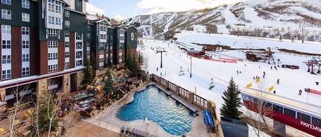 Utendørsbasseng og et oppvarmet basseng