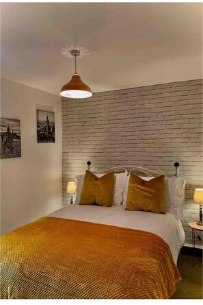 2 bedrooms, WiFi, bed sheets - Centrally located 2 bed flat near the lake district (Cockermouth)