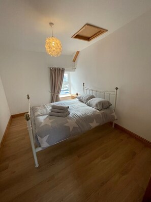 3 bedrooms, bed sheets - Lovely 3 bed flat above village restaurant (Carlisle)