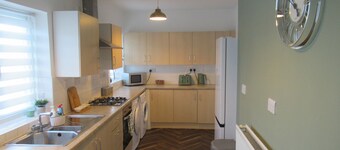 Large 4 bedroom house -perfect for contractors.