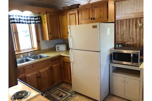 Fridge, microwave, oven, stovetop - Cozy, Lakefront Cottage, 9 miles to Baxter, dock, kayaks, canoe, 2 bedroom (Millinocket)